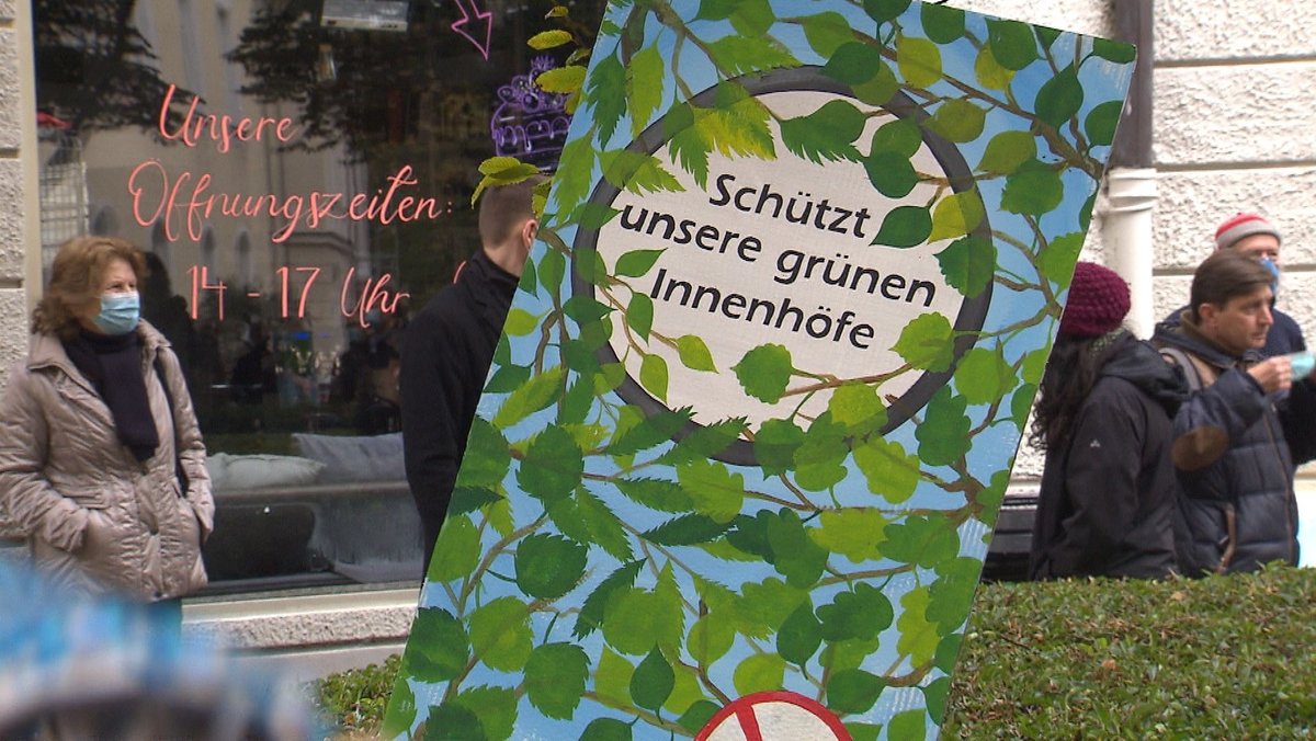 "Schützt ünsere grünen Innenhöfe"steht auf einem Plakat der Protestierenden