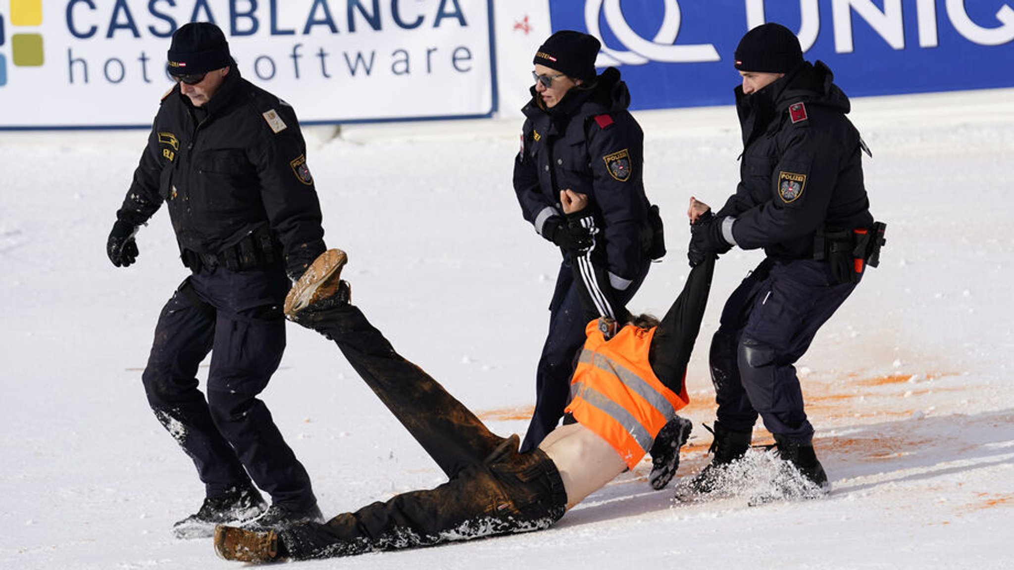 18.11.2023, Österreich, Gurgl: Ski alpin: Weltcup, Slalom, Herren, Proteste: Ein Demonstranten der Last Generation wird weggetragen, nachdem er im Zielbereich Farbe gesprüht hat. Foto: Piermarco Tacca/AP/dpa +++ dpa-Bildfunk +++