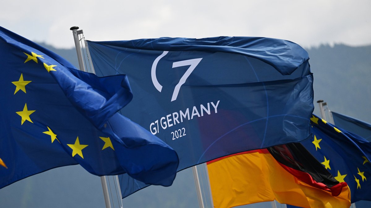 Garmisch-Partenkirchen: Europafahnen, Deutschlandfahnen und Fahnen mit dem G7 Gipfel-Logo wehen vor dem Pressezentrum des G7-Gipfels 2022.