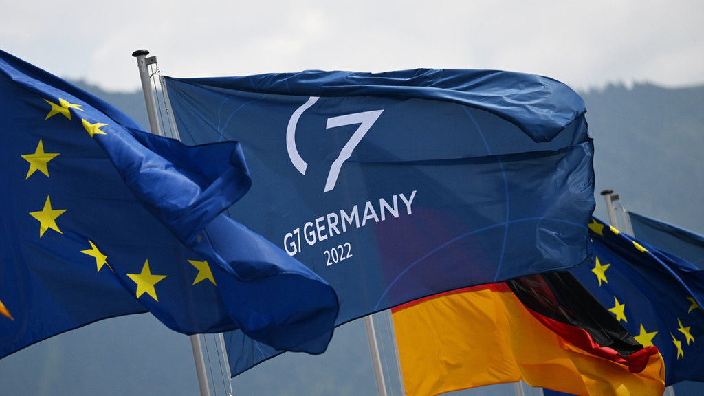 Garmisch-Partenkirchen: Europafahnen, Deutschlandfahnen und Fahnen mit dem G7 Gipfel-Logo wehen vor dem Pressezentrum des G7-Gipfels 2022.