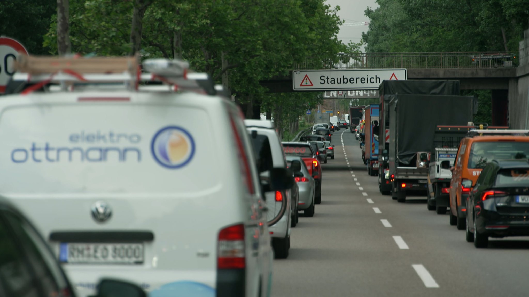 Autos stehen im Stau. | Bild: Bayerischer Rundfunk 2026 Autos stehen im Stau.
