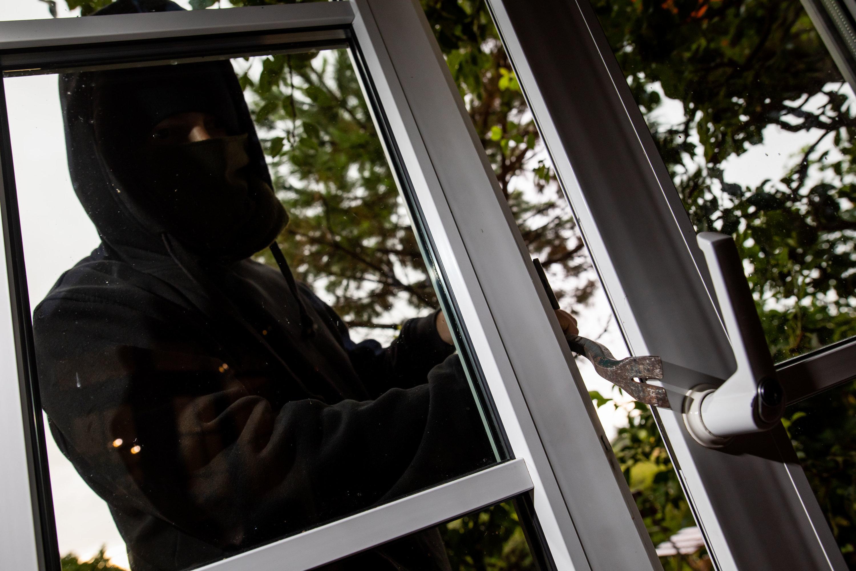 Ein vermummter Mann versucht, durch eine Terrassentür einzubrechen. 