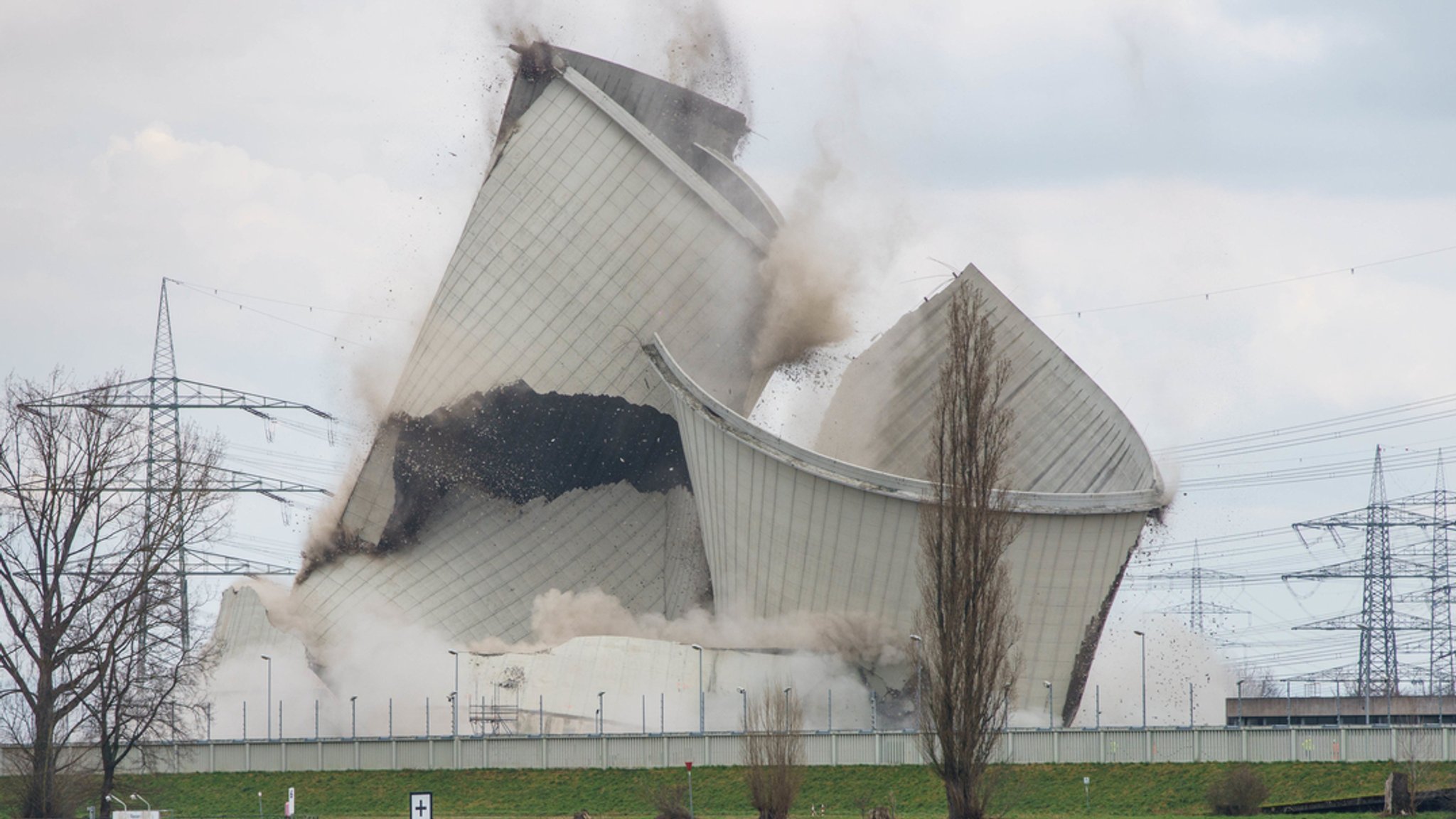 Der zweite der vier Kühltürme des stillgelegten Atomkraftwerkes Biblis fällt 2023 planmäßig beim Abriss in sich zusammen.