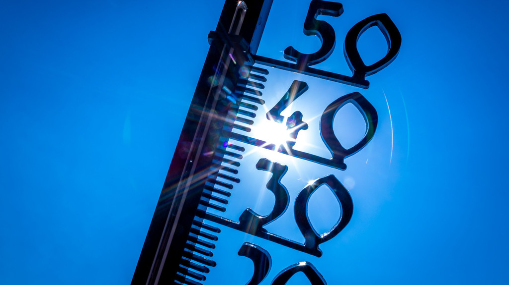  Ein Außenthermometer zeigt die Temperatur von knapp 40 Grad an.