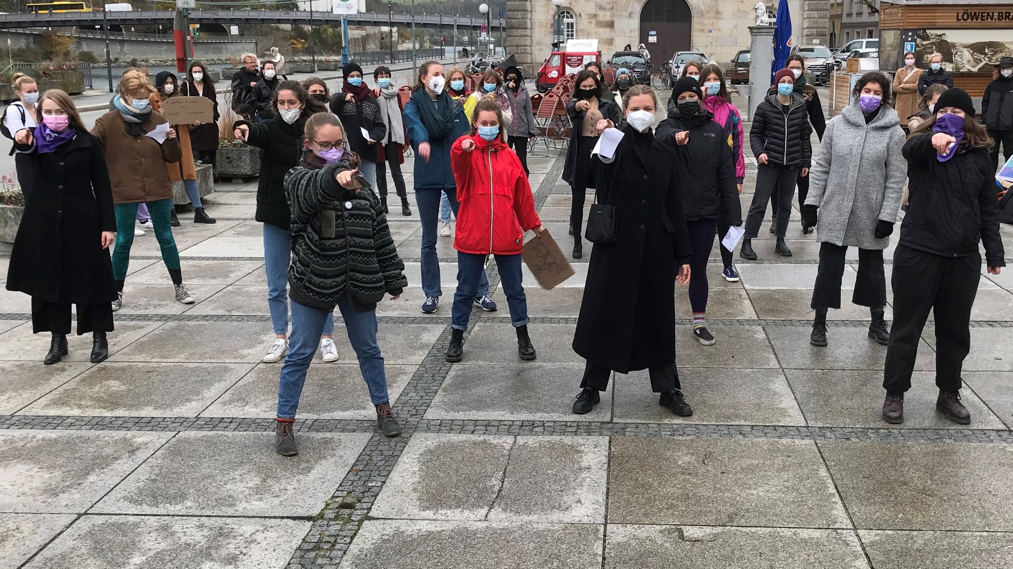 Heute haben die Initiatoren der Petition die Unterschriften symbolisch an Oberbürgermeister Jürgen Dupper übergeben