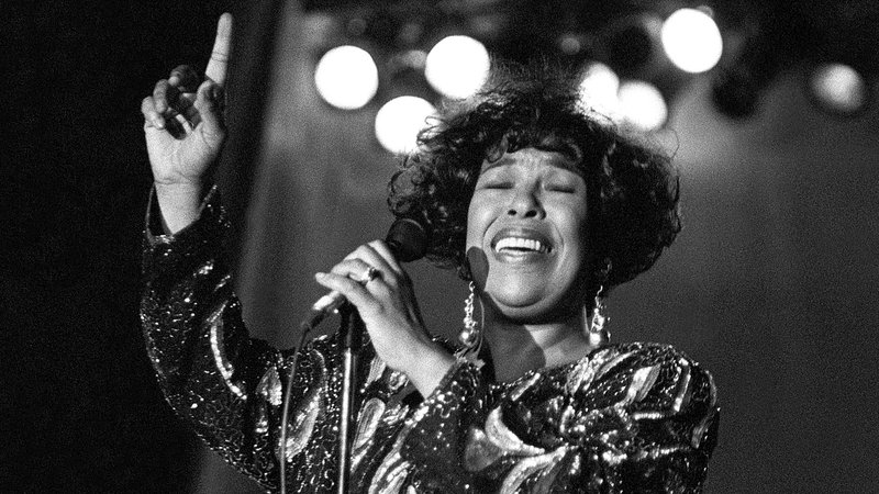 Mit 88 Jahren gestorben: Sängerin Roberta Flack | Bild: picture alliance / Photoshot | - Mit 88 Jahren gestorben: Sängerin Roberta Flack