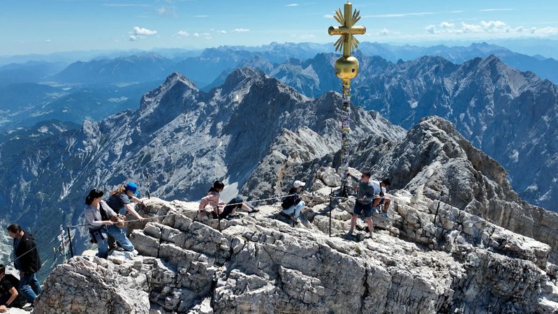 Archivbild: Luftaufnahme vom Zugspitzgipfel mit Touristen am Drahtseil | Bild: BR Archivbild: Luftaufnahme vom Zugspitzgipfel mit Touristen am Drahtseil