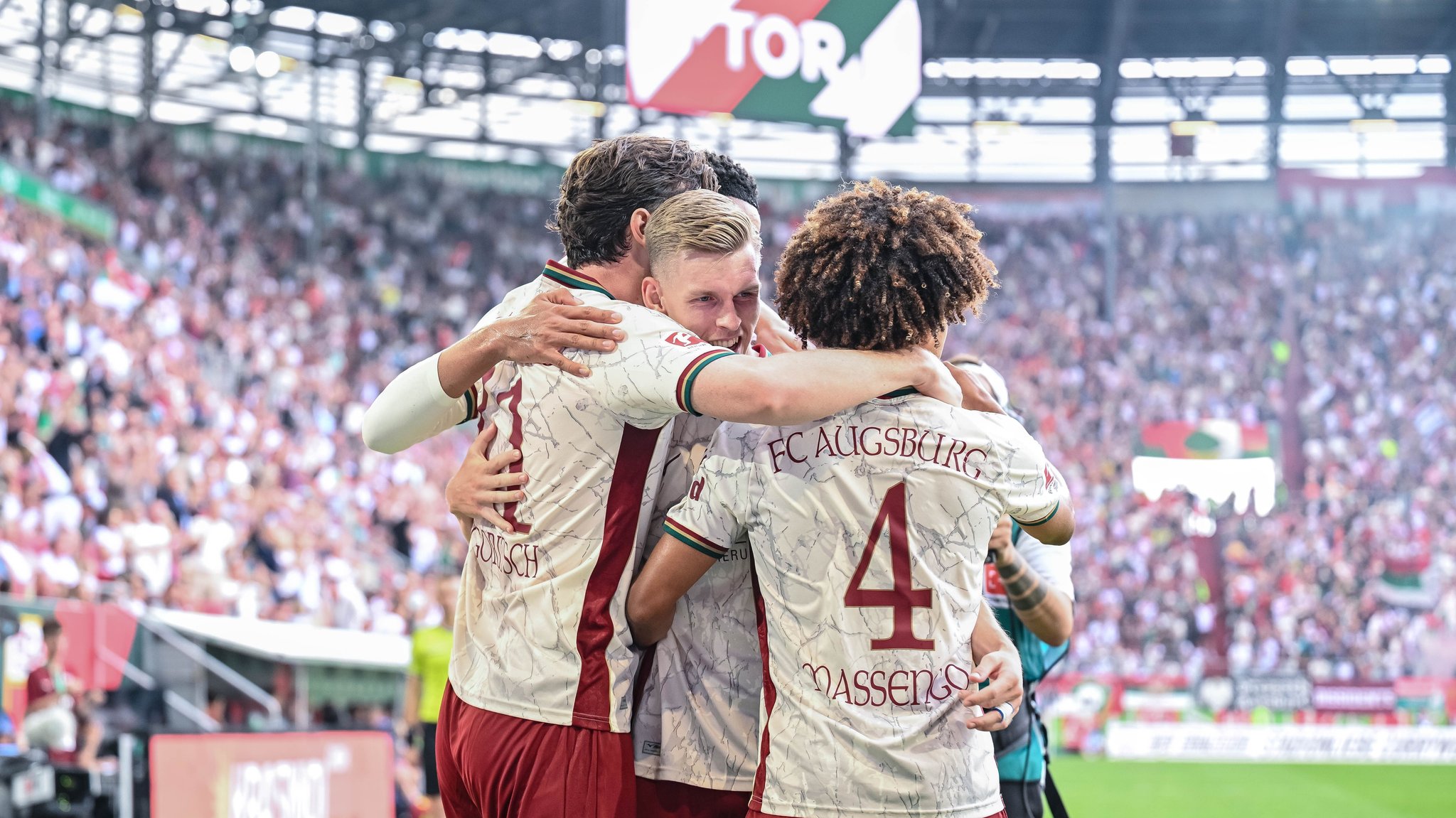 Sieg bei Chancen-Spektakel: Augsburg schlägt Schalke zum Auftakt