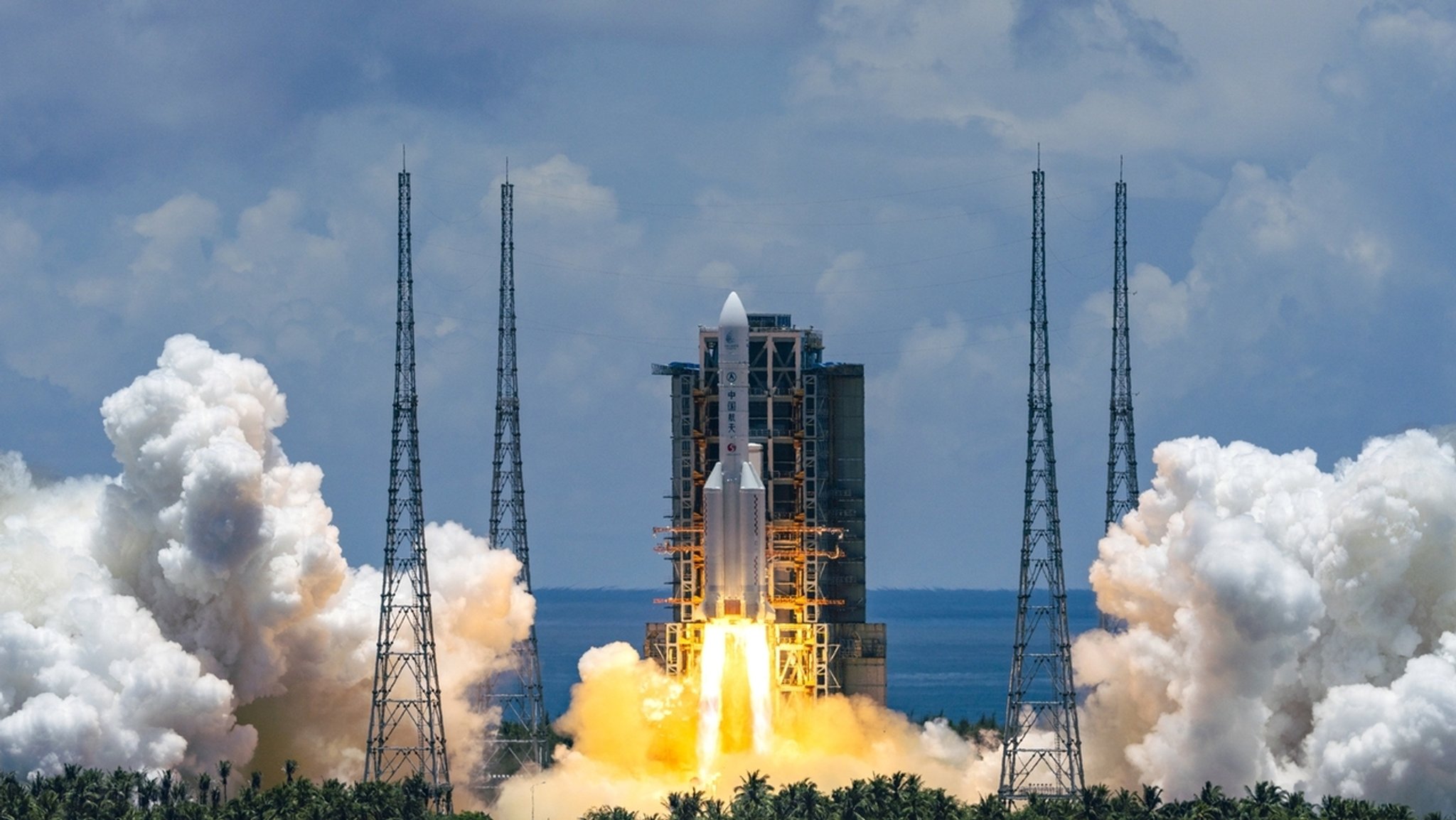 Die Trägerrakete vom Typ "Langer Marsch 5" hebt vom Raumfahrtbahnhof auf der südchinesischen Insel Hainan ab. Damit hat China eine Rakete mit einem Raumschiff zu seiner ersten Landung auf dem Mars gestartet. Das fünf Tonnen schwere Raumschiff besteht aus einem Orbiter, einem Landegerät und einem Gefährt von der Größe eines Golfwagens.