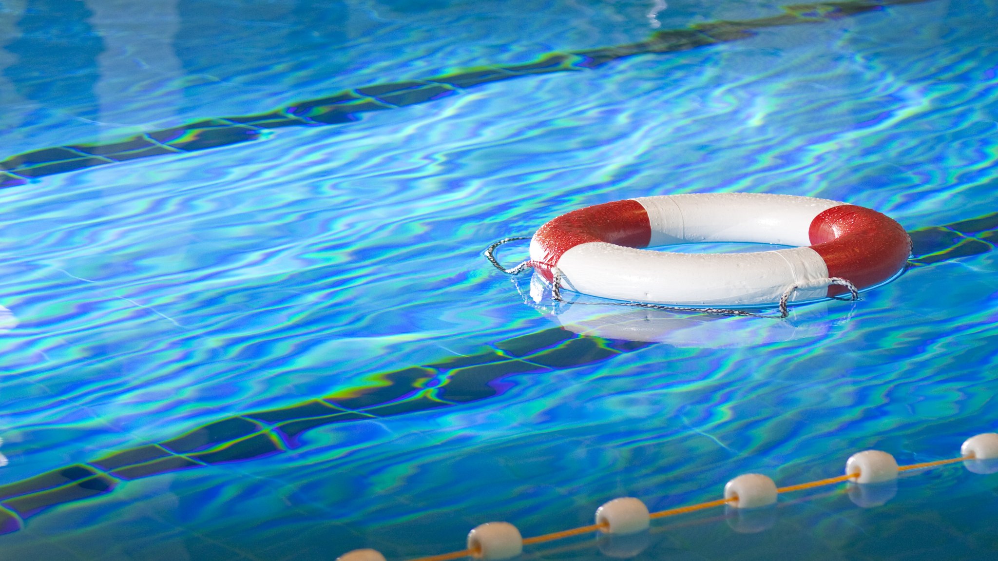 Rettungsring in einem Schwimmbecken 