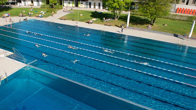 Das Schwimmerbecken im Nürnberger Westbad von einem Sprungturm aus gesehen | Bild: picture alliance/dpa | Timm Schamberger Das Schwimmerbecken im Nürnberger Westbad von einem Sprungturm aus gesehen