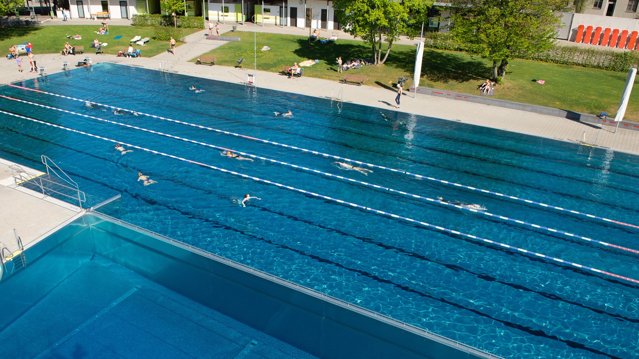 Das Schwimmerbecken im Nürnberger Westbad von einem Sprungturm aus gesehen