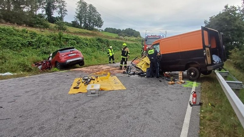 Die zertrümmerten Unfallwracks auf der B8. Feuerwehrleute bei Aufräumarbeiten. | Bild: Zema/Helmuth Riedl Die zertrümmerten Unfallwracks auf der B8. Feuerwehrleute bei Aufräumarbeiten.