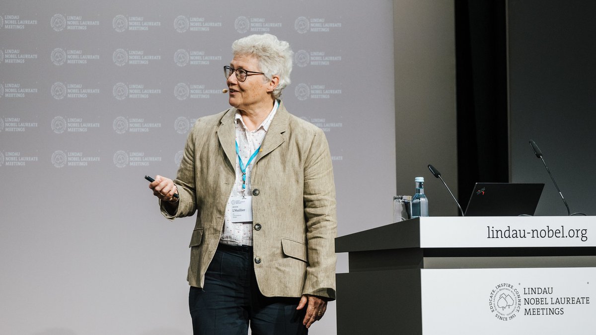 Auf dem Podium: Anne L'Huillier auf der Nobelpreisträgertagung in Lindau.