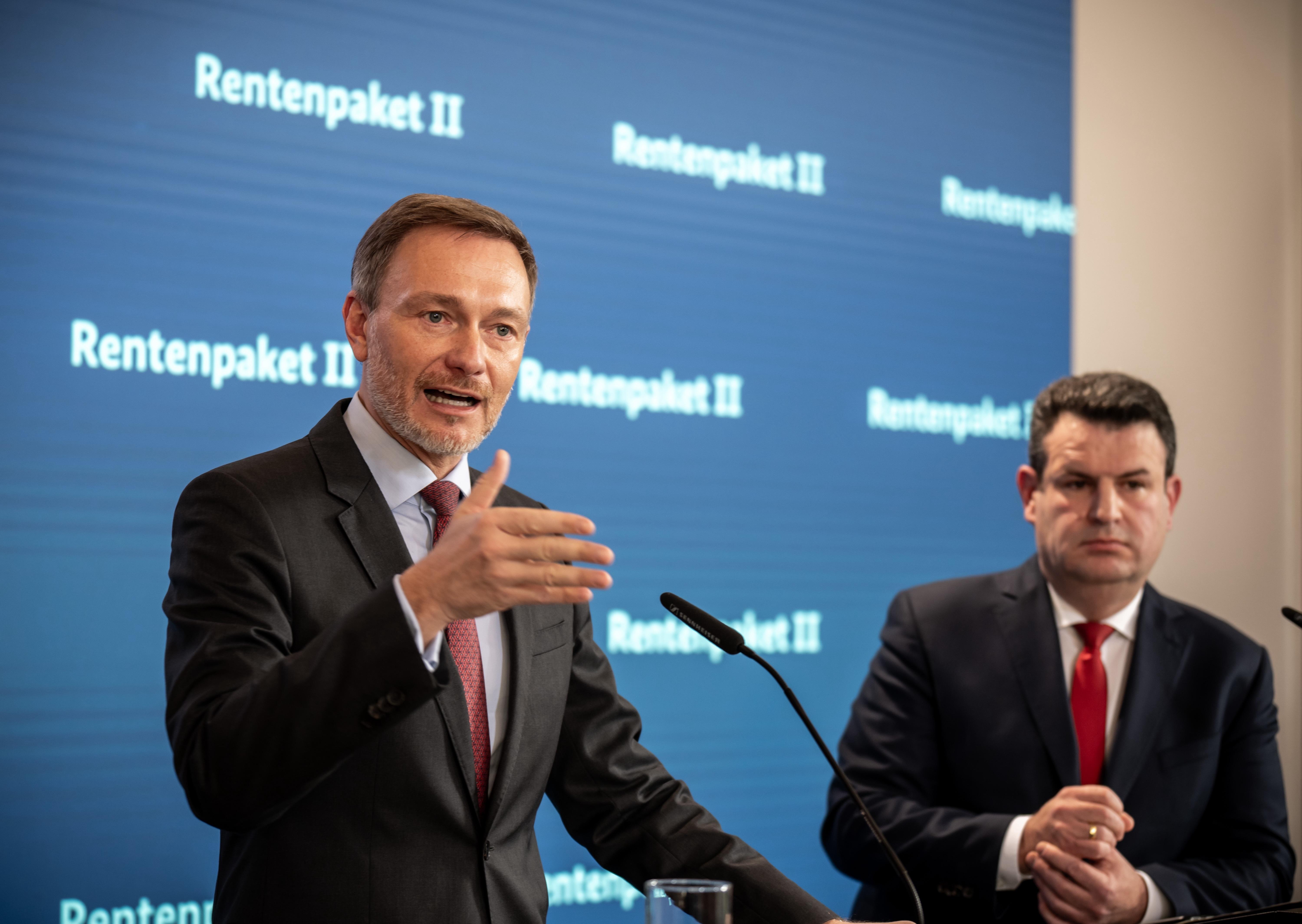 Christian Lindner (FDP) Bundesminister der Finanzen, spricht neben Hubertus Heil (SPD), Bundesminister für Arbeit und Soziales