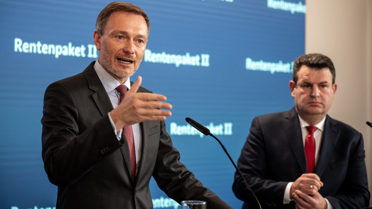 Christian Lindner (FDP) Bundesminister der Finanzen, spricht neben Hubertus Heil (SPD), Bundesminister für Arbeit und Soziales