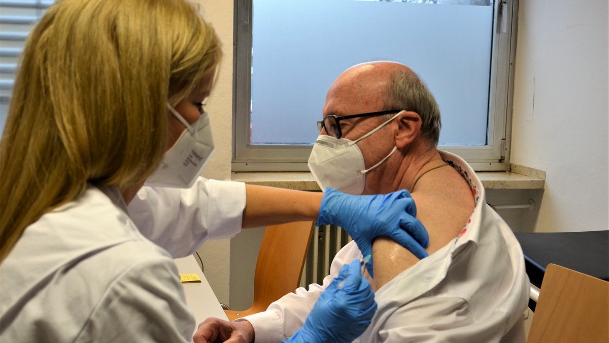 Landrat Martin Neumeyer erhält im Impfzentrum Kelheim seine Auffrischungsimpfung