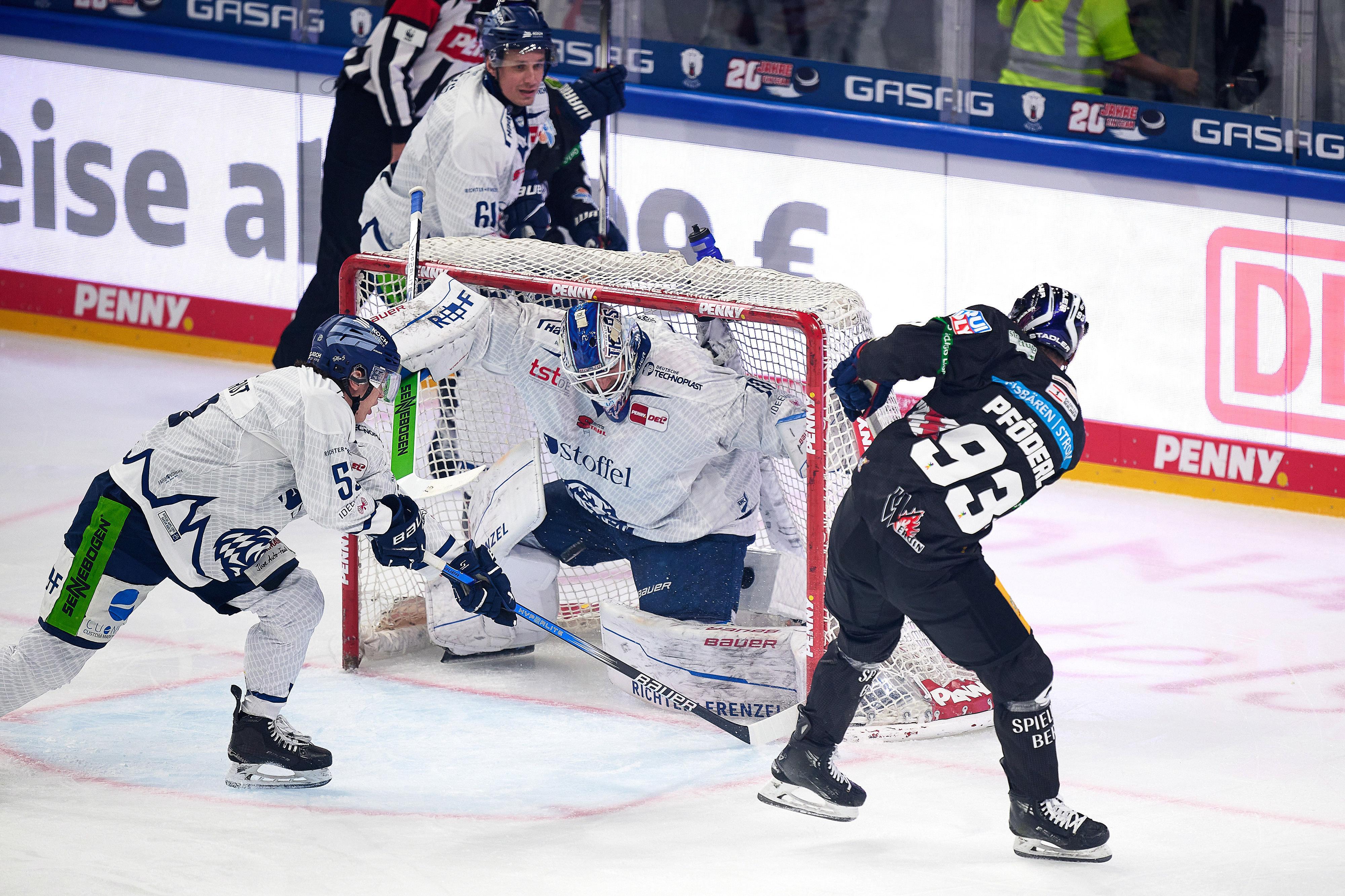 Spielszene Eisbären Berlin - Straubing Tigers