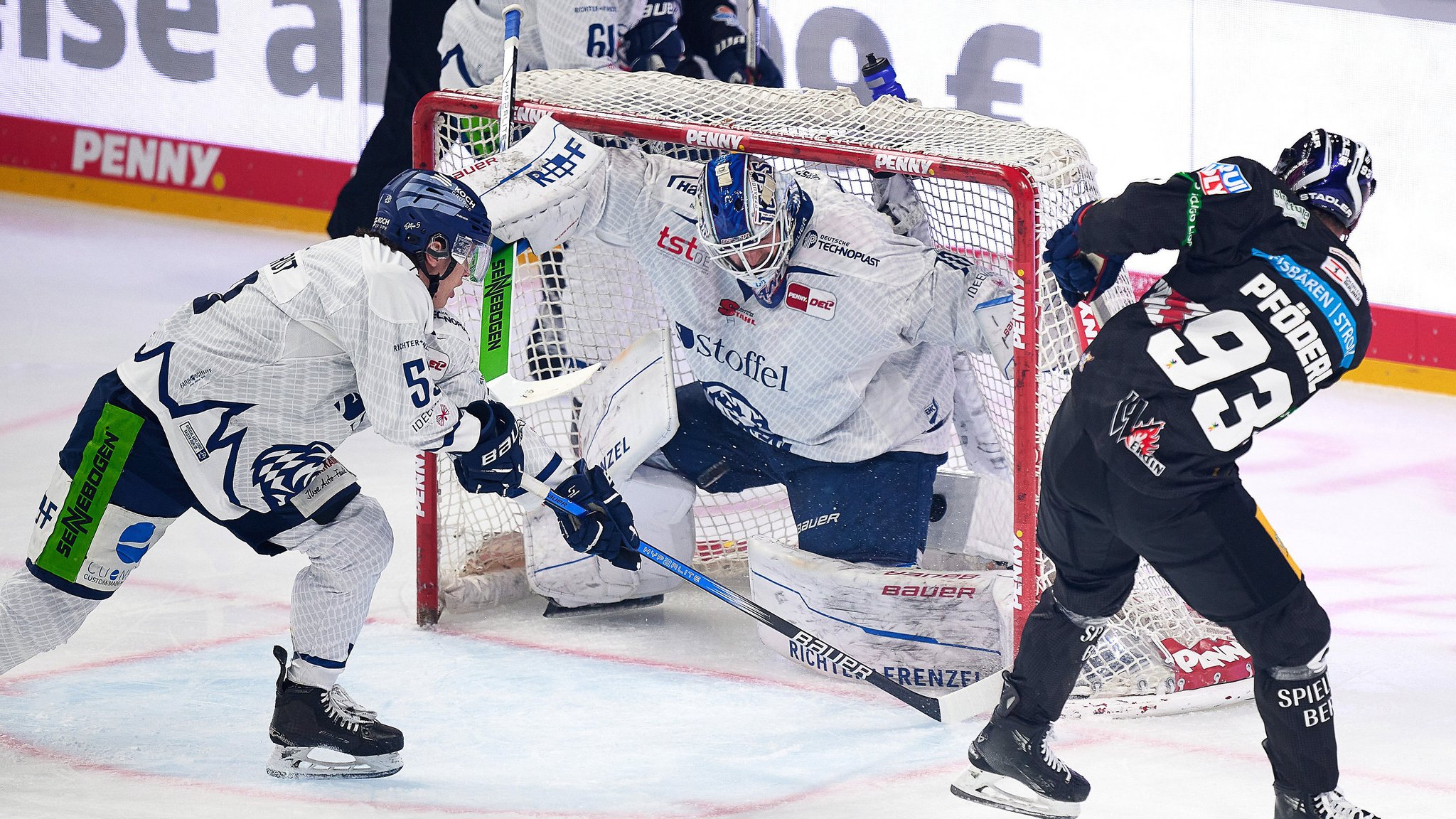 Spielszene Eisbären Berlin - Straubing Tigers