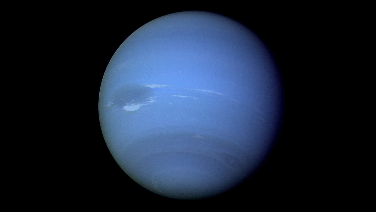 Der blaue Neptun mit weißen Wolken.