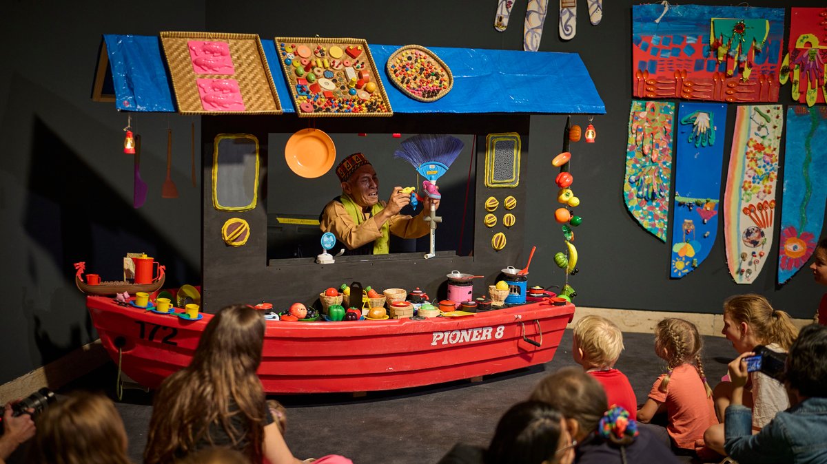 Agus Nur Amal PMTOH beim Geschichtenerzählen