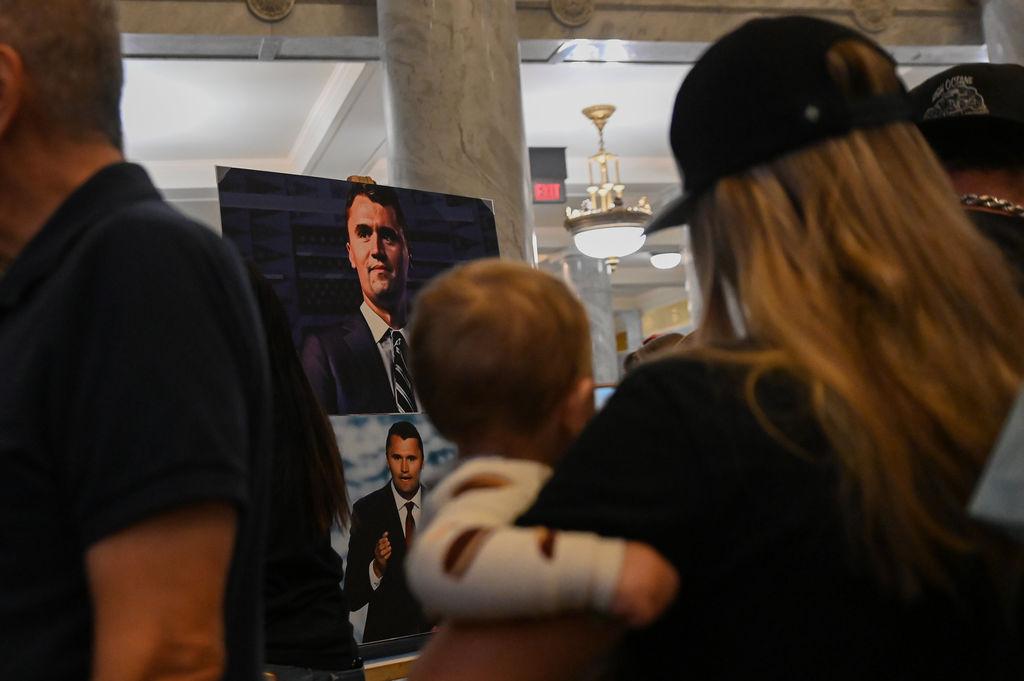 11.09.2025, USA, Salt Lake City: Ein Foto des getöteten rechtskonservativen Podcasters Charlie Kirk steht im Utah State Capitol. Kirk wurde der bei einer Veranstaltung an der Utah Valley University angeschossen und starb später in einem örtlichen Krankenhaus. 