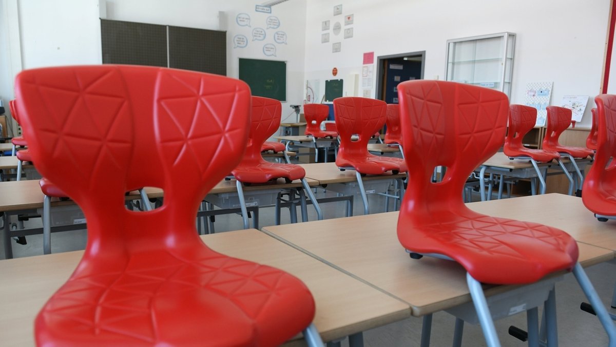Die Stühle stehen auf den Tischen in einem Klassenzimmer der St.-Martin-Schule in München.
