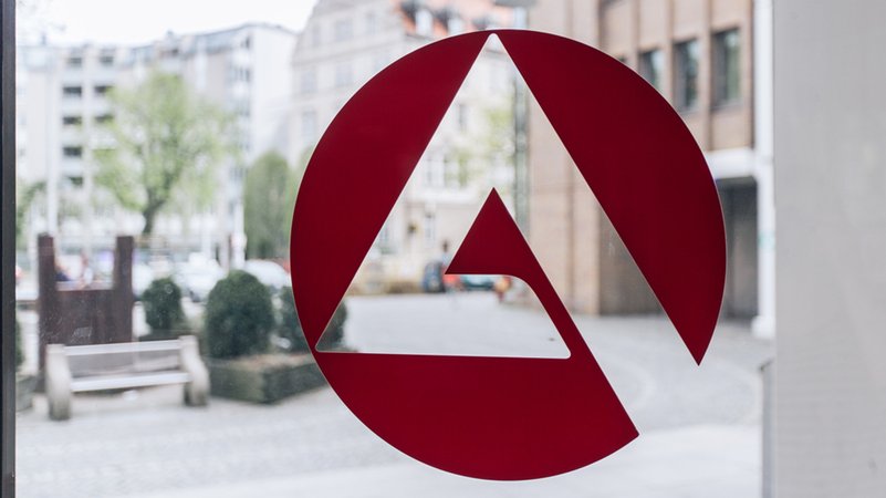 Logo der Bundesagentur für Arbeit an einer Tür | Bild: BR/Lisa Hinder Logo der Bundesagentur für Arbeit an einer Tür