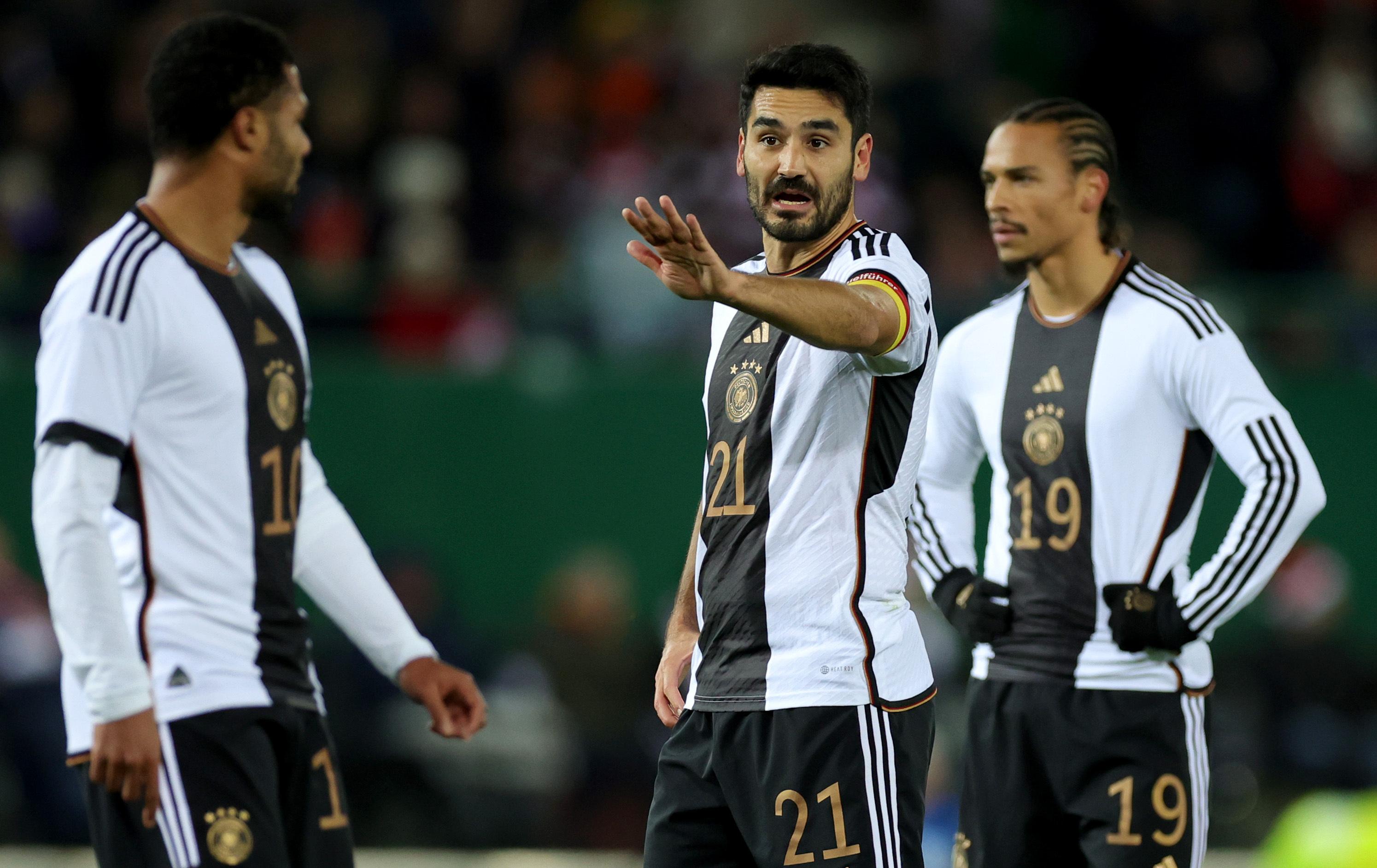 Nationalmannschafts-Kapitän Ilkay Gündogan, Serge Gnabry und Leroy Sane  im Trikot der Nationalmannschaft