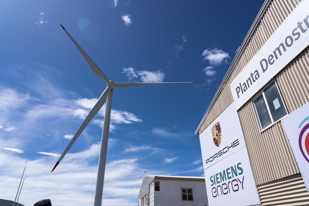 20.12.2022, Chile, Punta Arenas: Auf diesem von Porsche zur Verfügung gestellten Bild ist die Pilot-Anlage Haru Oni zu sehen. Siemens Energy und der Autohersteller Porsche haben am Dienstag nahe der Stadt Punta Arenas eine Fabrik für CO2-neutralen Kraftstoff (E-Fuel) eröffnet. (zu dpa «Mit starkem Wind zu grünem Benzin: E-Fuel-Anlage in Chile eröffnet») Foto: ---/Porsche/dpa 