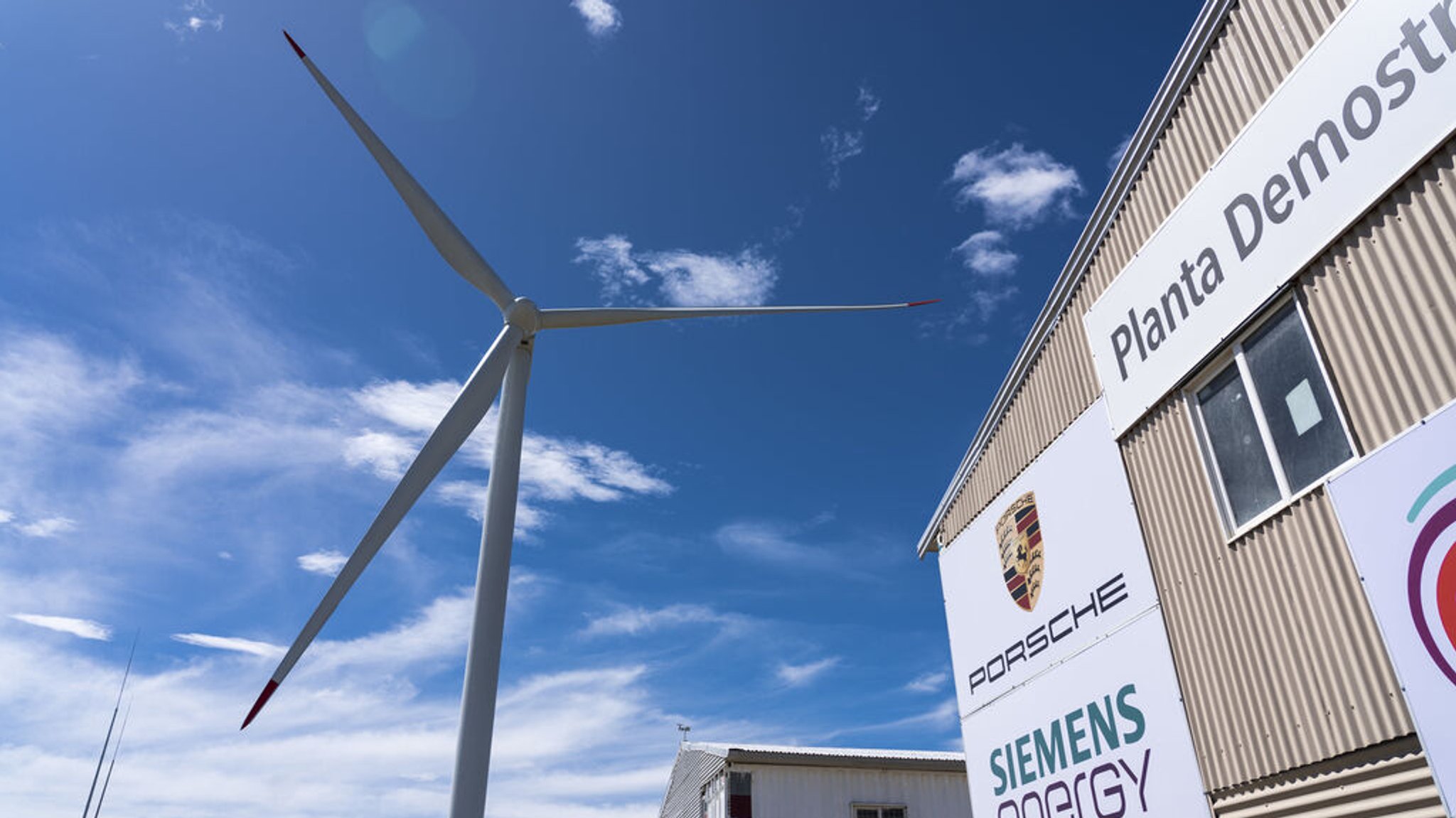 20.12.2022, Chile, Punta Arenas: Auf diesem von Porsche zur Verfügung gestellten Bild ist die Pilot-Anlage Haru Oni zu sehen. Siemens Energy und der Autohersteller Porsche haben am Dienstag nahe der Stadt Punta Arenas eine Fabrik für CO2-neutralen Kraftstoff (E-Fuel) eröffnet. (zu dpa «Mit starkem Wind zu grünem Benzin: E-Fuel-Anlage in Chile eröffnet») Foto: ---/Porsche/dpa 