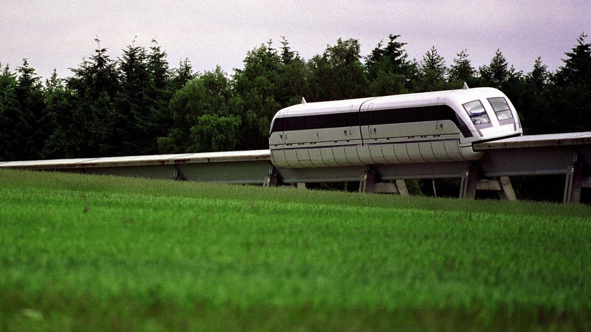 (Symbolbild) Die Magnetschwebebahn Transrapid während einer Probefahrt auf der Teststrecke bei Lathen im Emsland 1997