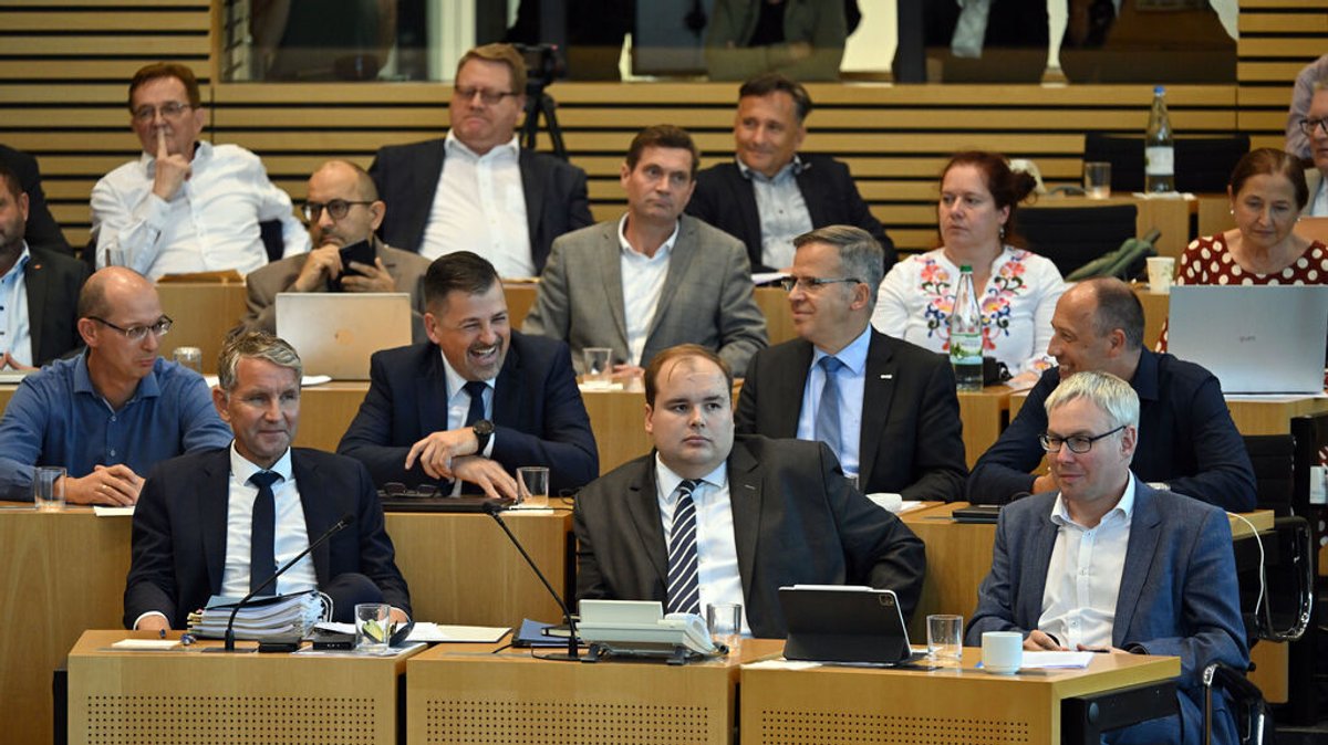 Abgeordnete der AfD freuen sich nach der Abstimmung über die Grunderwerbssteuer im Plenarsaal des Thüringer Landtag. Die Opposition will eine Steuersenkung gegen die rot-rot-grüne Minderheitskoalition durchsetzen. Foto: Martin Schutt/dpa +++ dpa-Bildfunk +++
