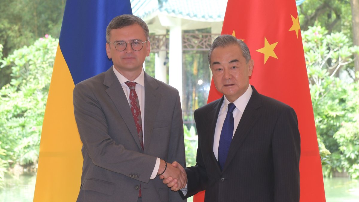 Der ukrainische Außenminister Dmytro Kuleba und sein chinesischer Amtskollege Wang Yi