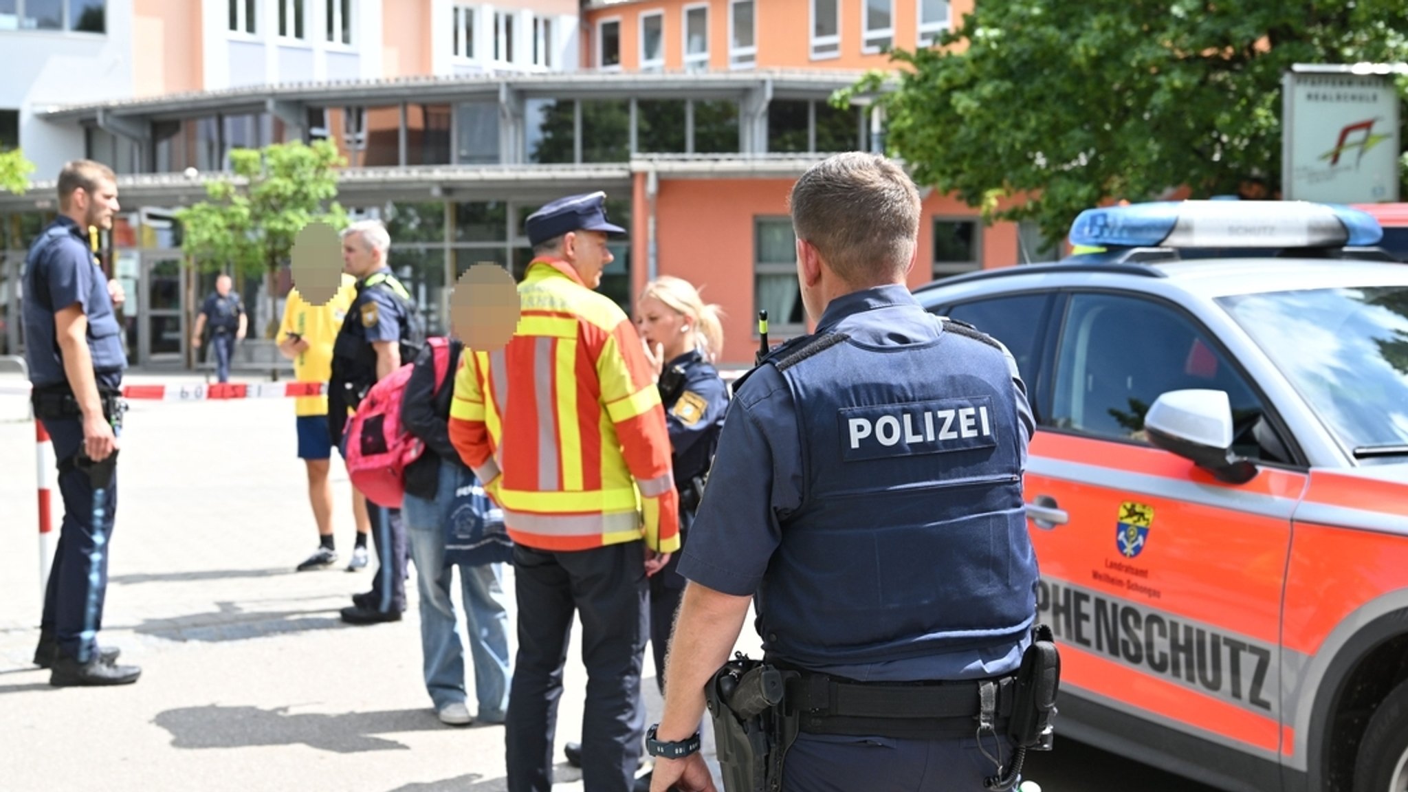 Festnahme und Verletzte an Gymnasium in Schongau | Bild: dpa-Bildfunk/Lennart Preiss Festnahme und Verletzte an Gymnasium in Schongau
