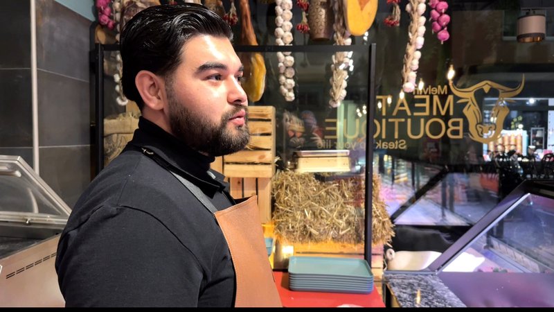 Der 27-jährige Sayed Mahdi Hosseini in seiner Metzgerei "Melvins Meat Boutique" in Würzburg. | Bild: BR/Jan Limpert Der 27-jährige Sayed Mahdi Hosseini in seiner Metzgerei "Melvins Meat Boutique" in Würzburg.