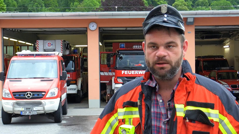 Die Partenkirchener Feuerwehr war zufällig, unmittelbar nach dem Bahnunglück bei Burgrain vor Ort. Kommandant Michael Sexl schildert seinen ersten Eindruck und erzählt, wie die Ehrenamtlichen die Stunden danach erlebt haben. | Bild: BR24 Die Partenkirchener Feuerwehr war zufällig, unmittelbar nach dem Bahnunglück bei Burgrain vor Ort. Kommandant Michael Sexl schildert seinen ersten Eindruck und erzählt, wie die Ehrenamtlichen die Stunden danach erlebt haben.