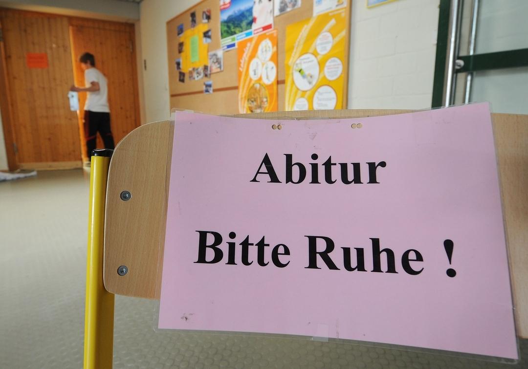 G9 statt G8: Erstmals in Bayern schreiben wieder Schülerinnen und Schüler nach neun Jahren Gymnasium Abitur. Heute geht's mit Bio los. 