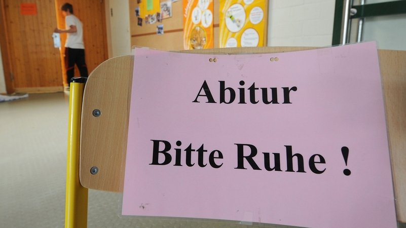 G9 statt G8: Erstmals in Bayern schreiben wieder Schülerinnen und Schüler nach neun Jahren Gymnasium Abitur. Heute geht's mit Bio los. | Bild: dpa-Bildfunk/Armin Weigel G9 statt G8: Erstmals in Bayern schreiben wieder Schülerinnen und Schüler nach neun Jahren Gymnasium Abitur. Heute geht's mit Bio los.