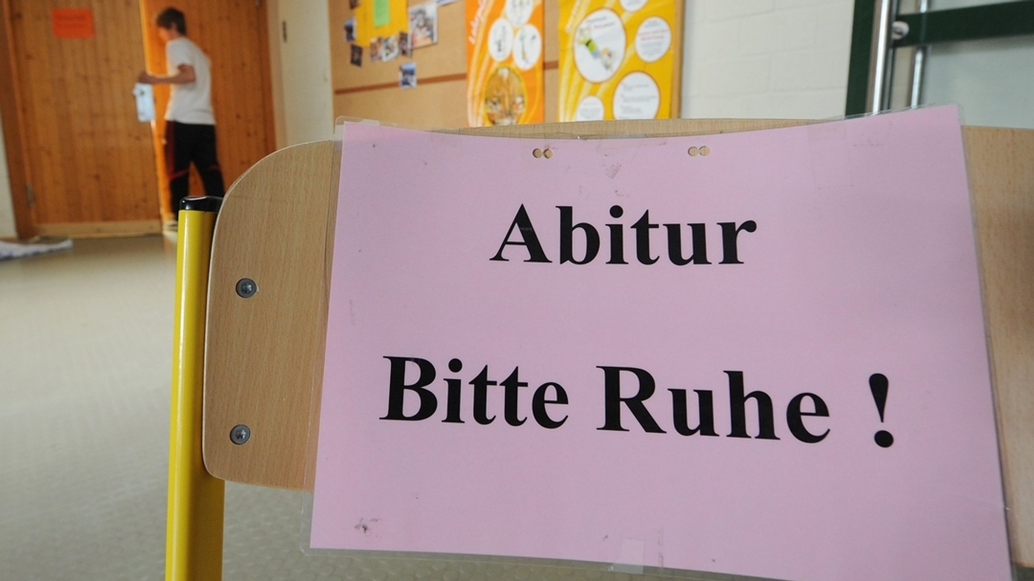 G9 statt G8: Erstmals in Bayern schreiben wieder Schülerinnen und Schüler nach neun Jahren Gymnasium Abitur. Heute geht's mit Bio los. 