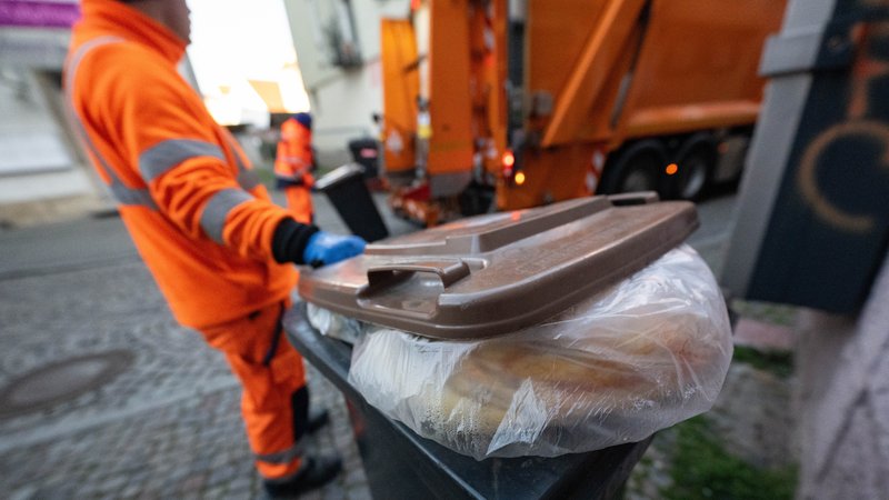 (Symbolbild) Mehr als jeder Dritte verdient in Vollzeit unter 3.500 Euro | Bild: pa/dpa/Marijan Murat (Symbolbild) Mehr als jeder Dritte verdient in Vollzeit unter 3.500 Euro