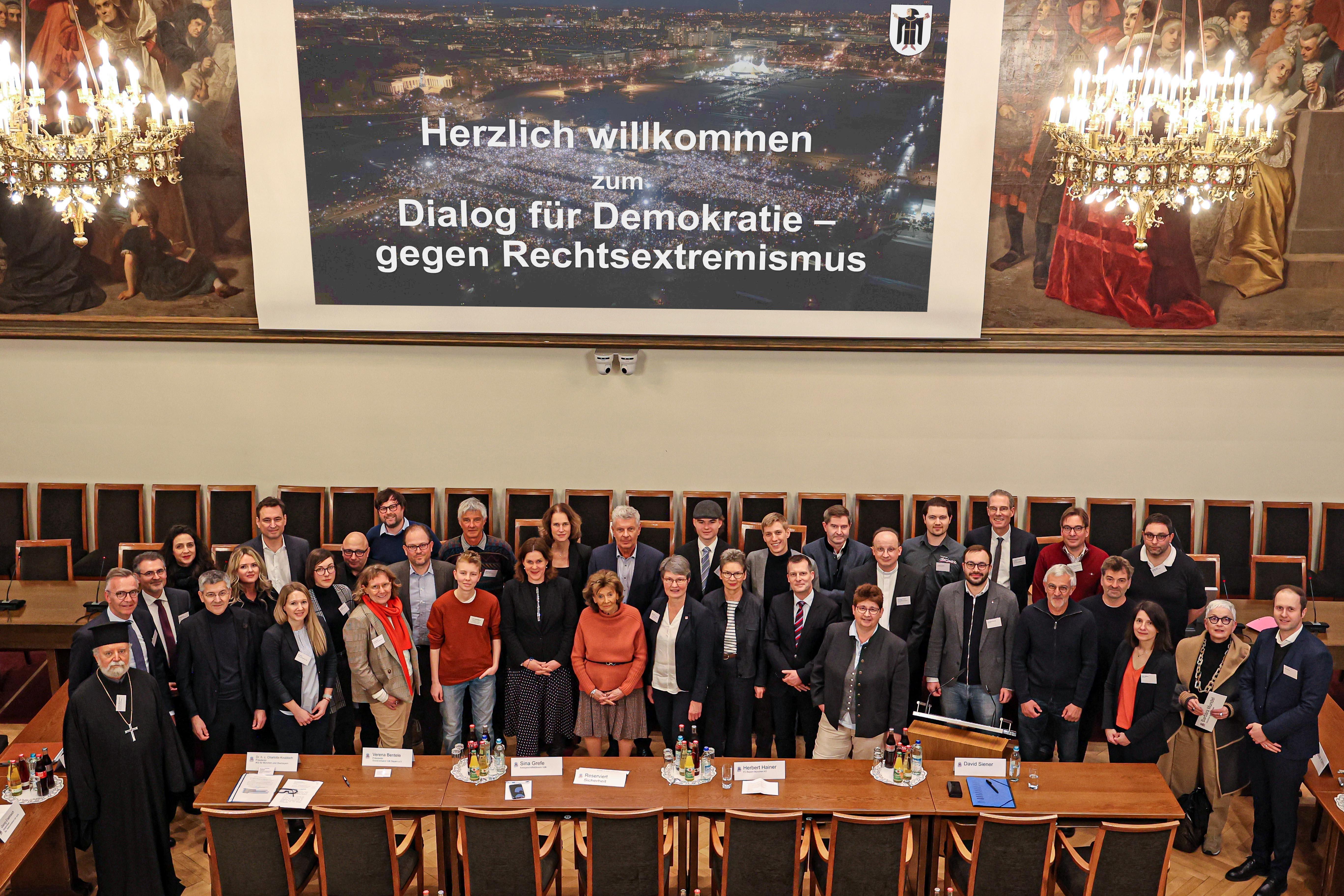 Vertreter von Vereinen, Parteien und Organisationen im Münchner Rathaus, in der Mitte OB Dieter Reiter.