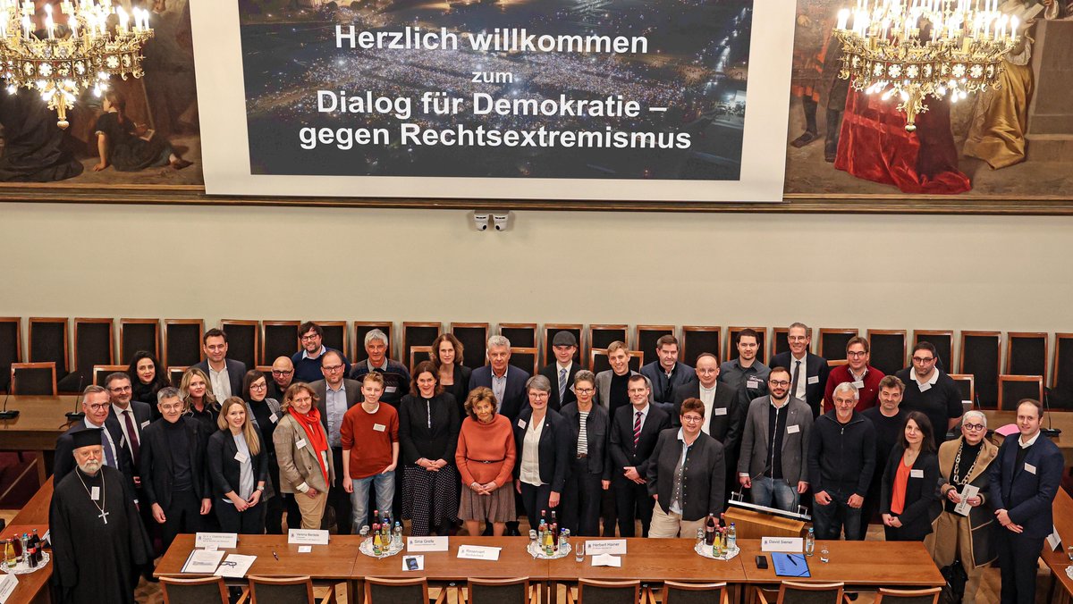 Vertreter von Vereinen, Parteien und Organisationen im Münchner Rathaus, in der Mitte OB Dieter Reiter.