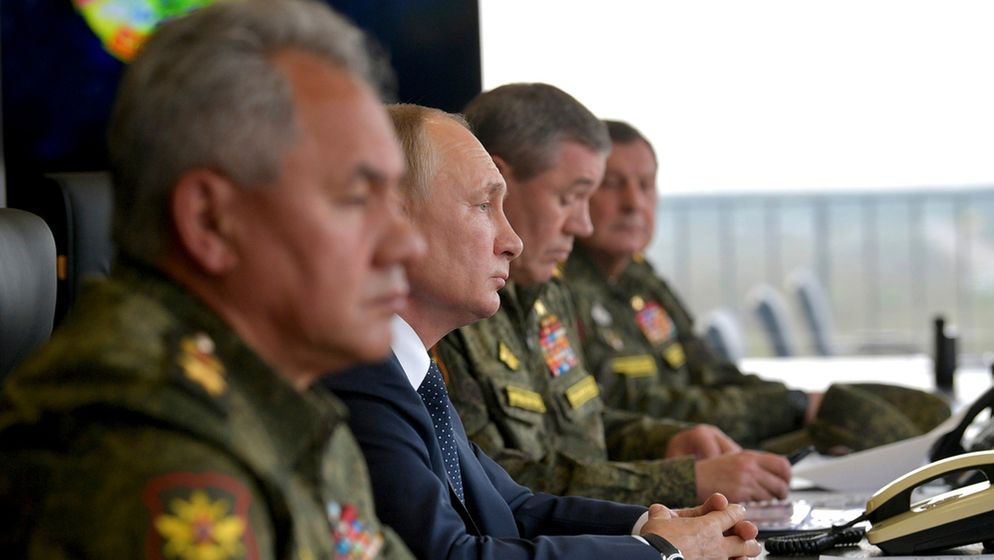 Der Präsident sitzt am Tisch zwischen Generälen  | Bild:pa/Alexej Druzhinin