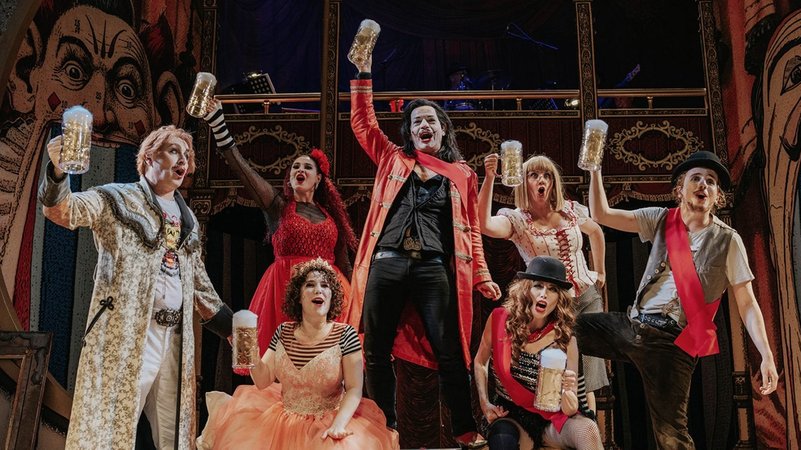 Szene aus "Oktoberfest - The Musical" | Bild: Ann-Maria Schwanke / Siegersbusch Szene aus "Oktoberfest - The Musical"