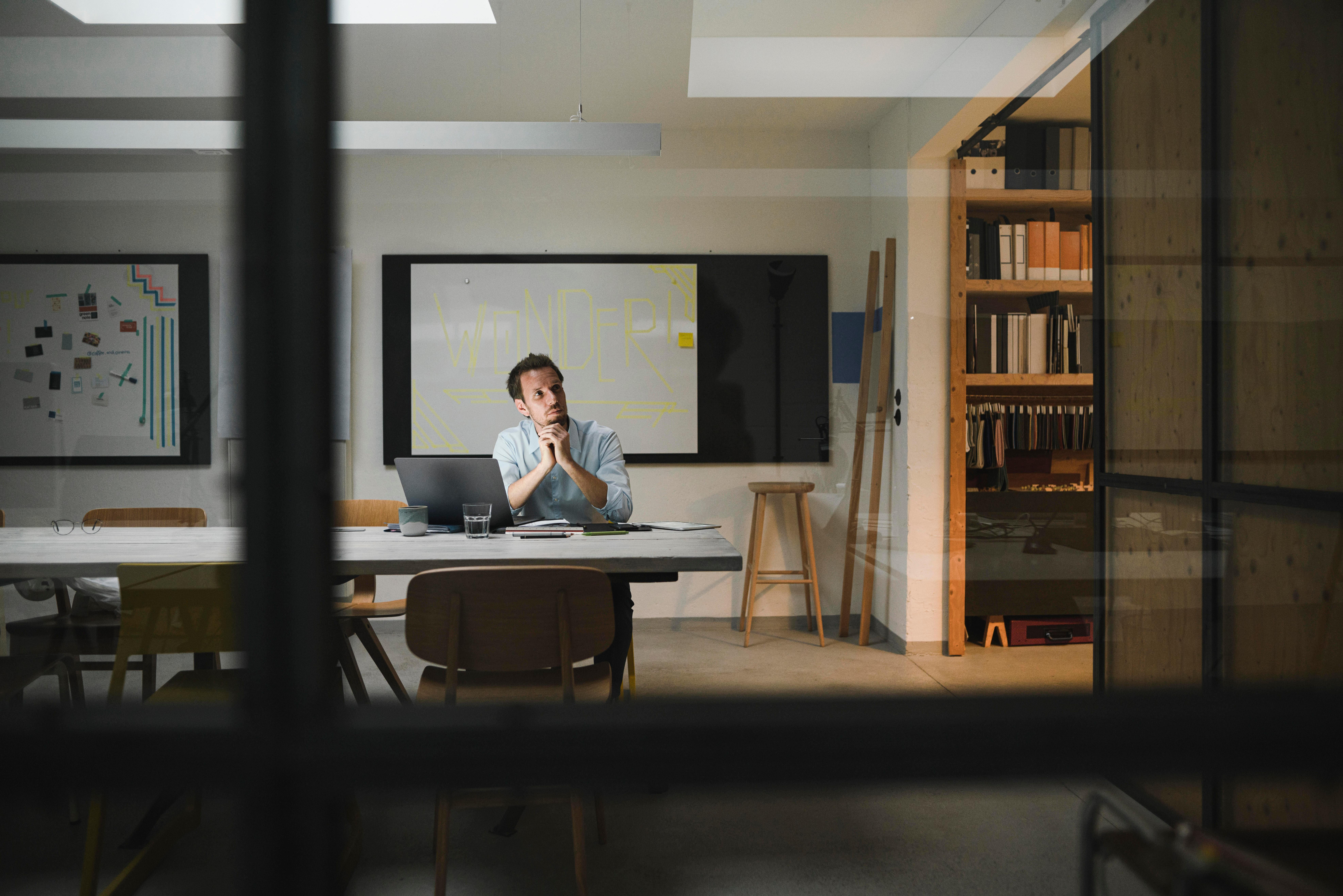 Ein Mann sitzt im Büro