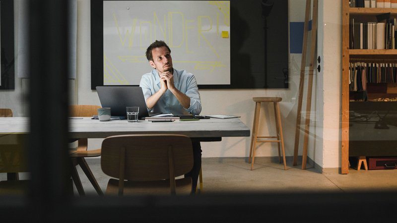 Ein Mann sitzt im Büro | Bild: picture alliance / Westend61 | Gustafsson Ein Mann sitzt im Büro