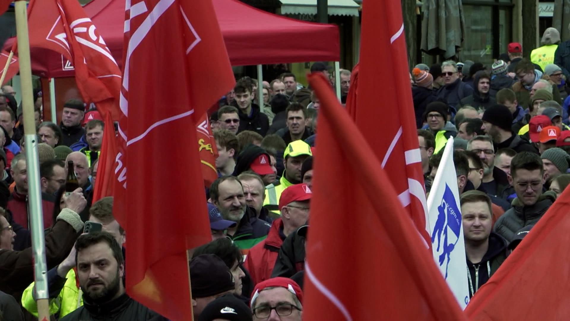 Menschen mit roten IG-Metallfahnen protestieren in Schweinfurt
