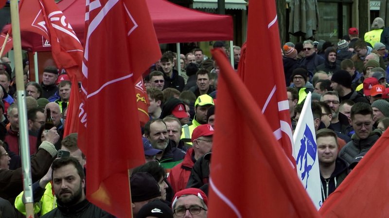 Menschen mit roten IG-Metallfahnen protestieren in Schweinfurt