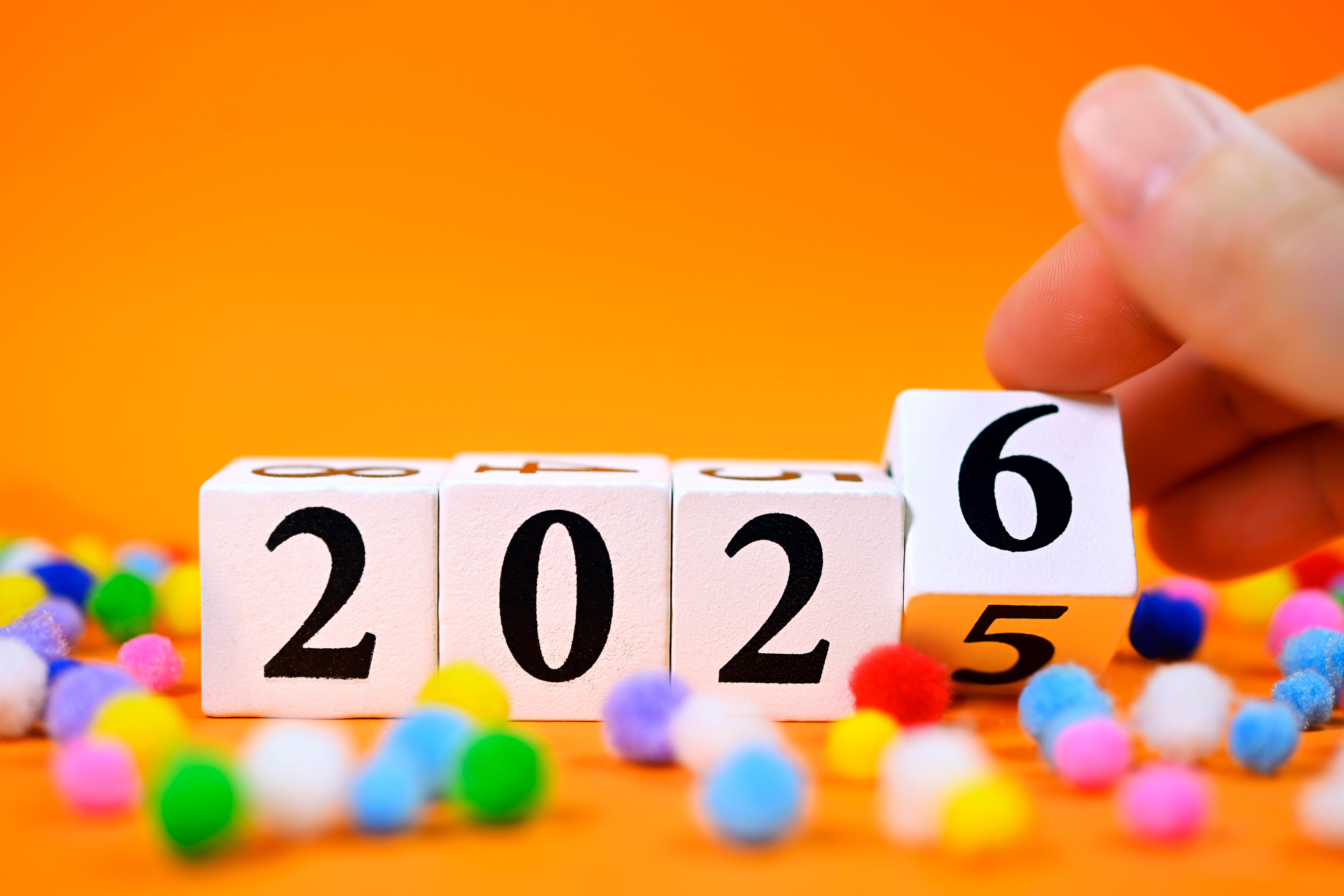 (Symbolbild) Die Jahreszahl 2025 auf Würfeln wird auf das Jahr 2026 umgestellt.